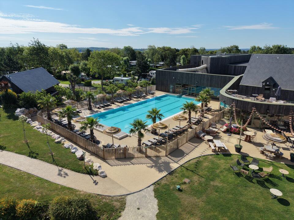La terrasse du restaurant face au bassin extérieur, camping Portland