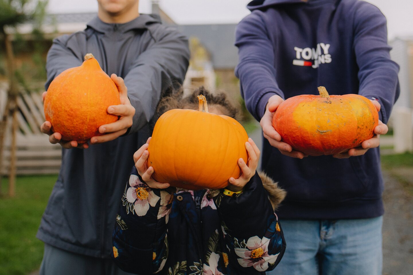 Enfants tenant des citrouilles pour Halloween au camping Portland