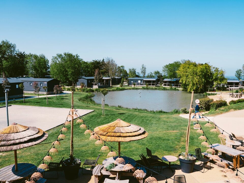 La terrasse du restaurant, au bord de l’étang, camping Portland